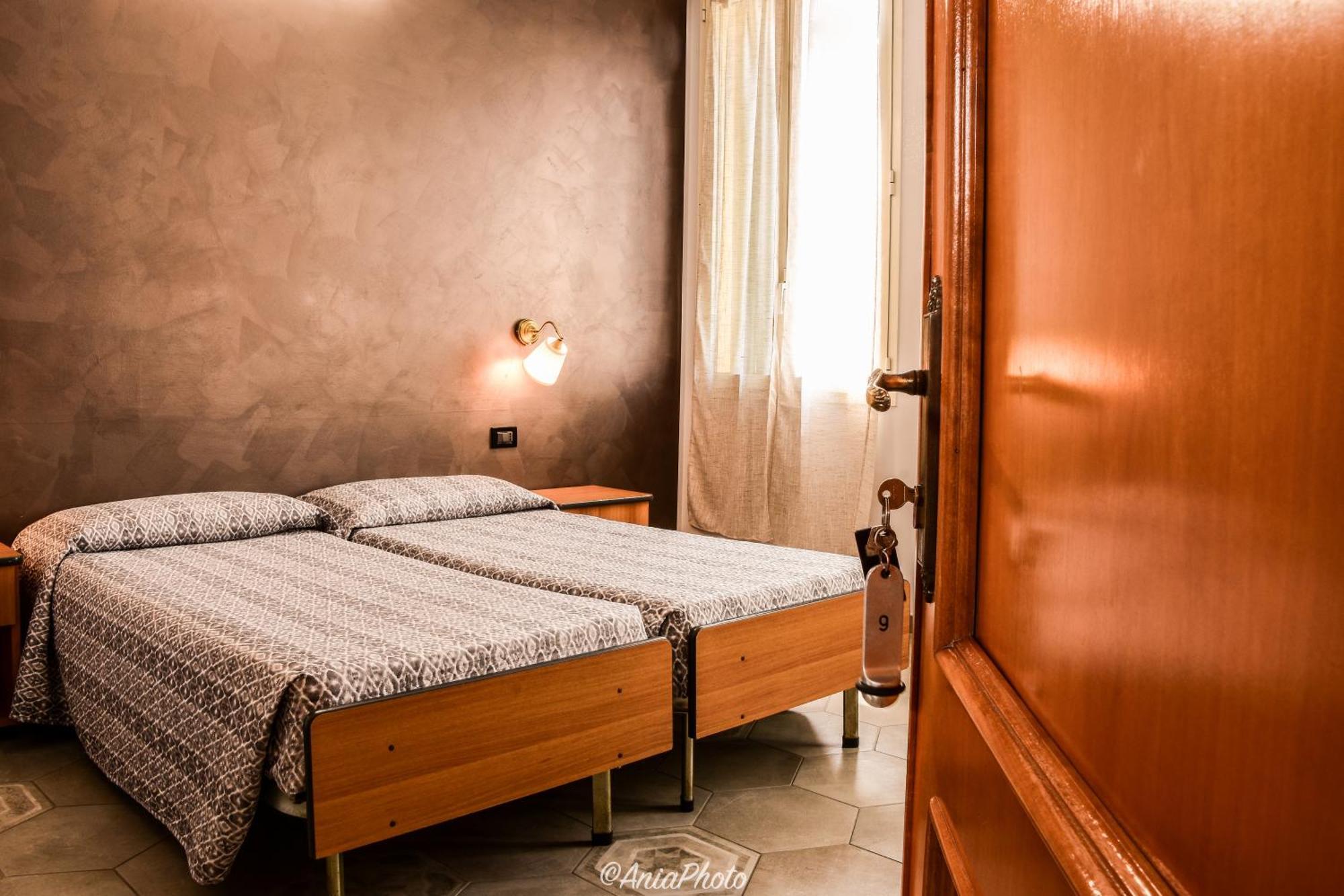 Albergo Florida Таджа Екстериор снимка