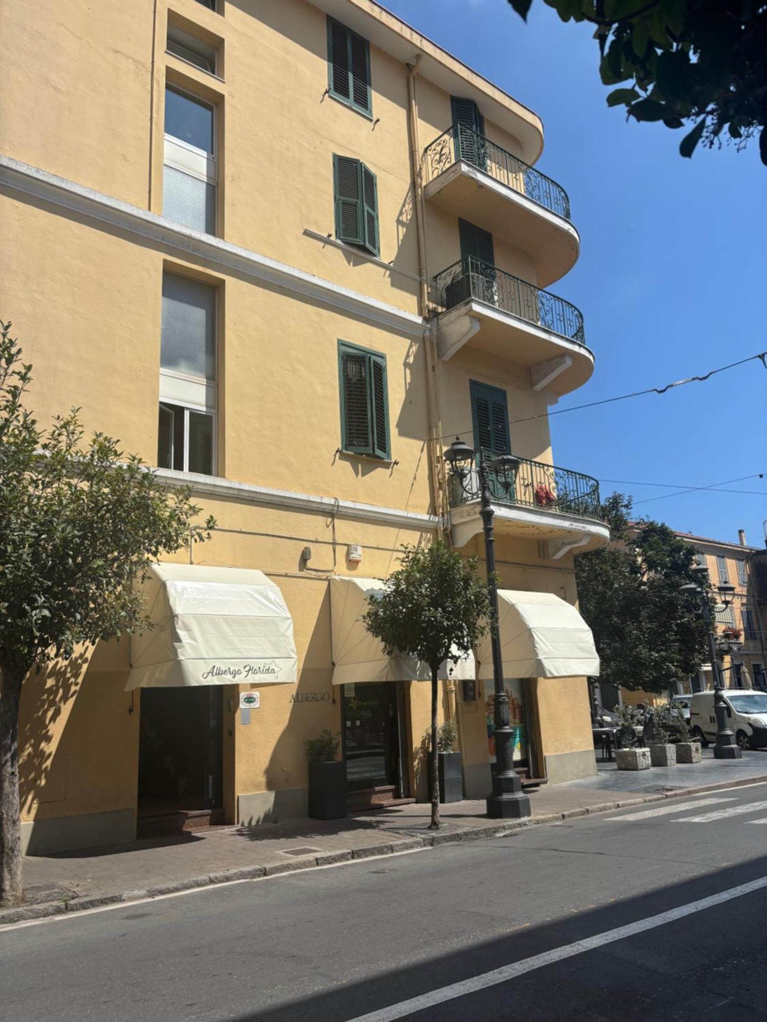 Albergo Florida Таджа Екстериор снимка